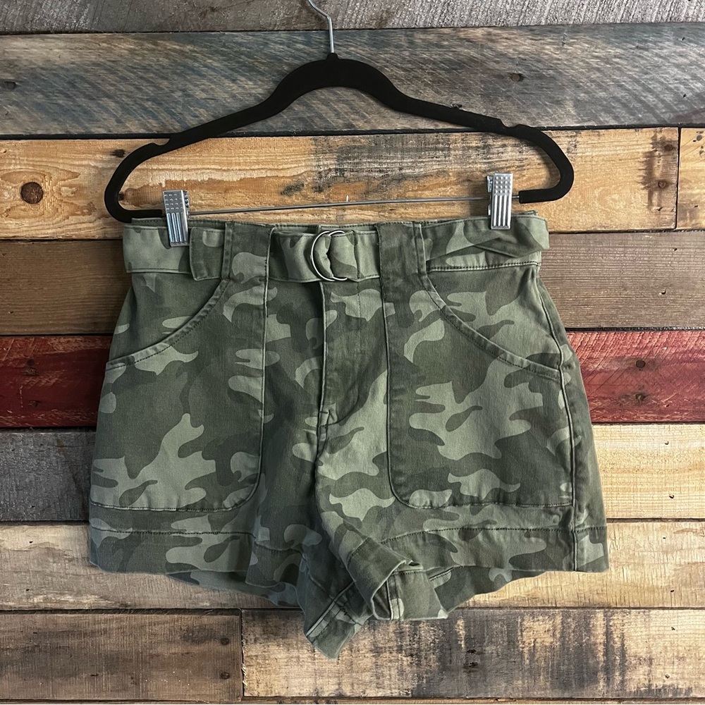 Hollister Camo‎ Ultra High Rise Mom Shorts Size Medium